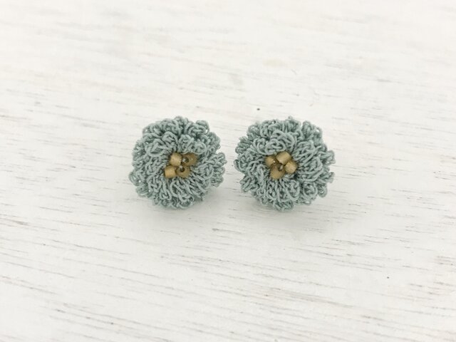 flower ピアス C - ライトブルー × スモーキーゴールドビーズの画像1枚目