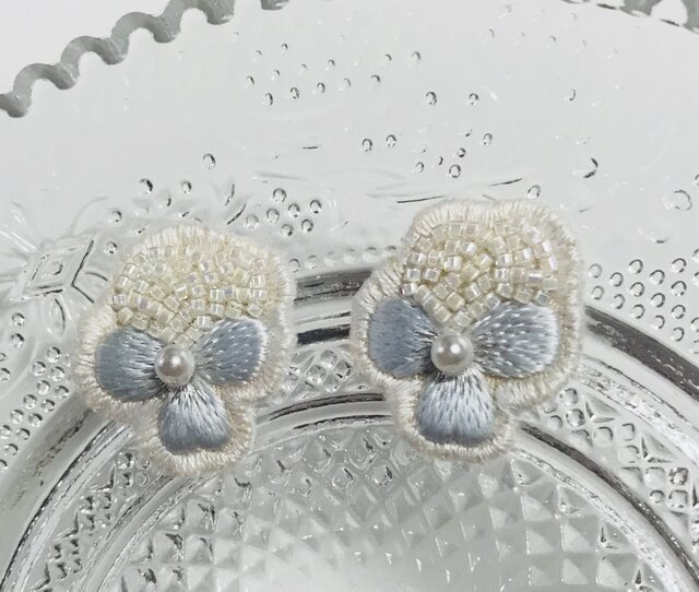 水色のビオラの刺繍のイヤリングの画像1枚目