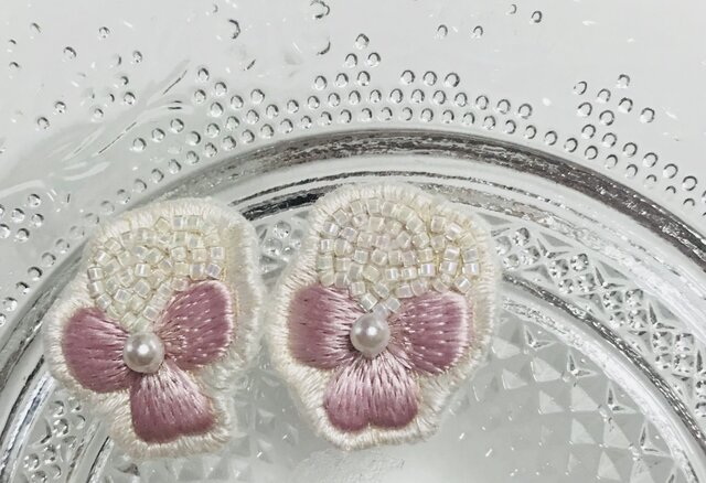 ピンクのビオラの刺繍イヤリングの画像1枚目
