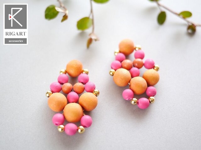 バブルビジューのチタンポストピアス / ピンク×オレンジ×ゴールド イヤリングへの変更可能の画像1枚目