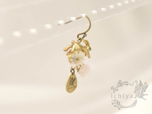 花うさぎピアス 水晶、ローズクォーツ、真鍮製 | iichi 日々の暮らしを