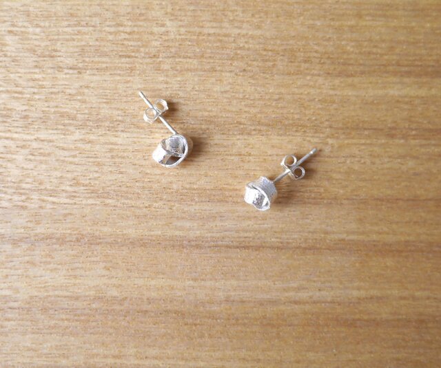 シルバーノットピアスの画像1枚目