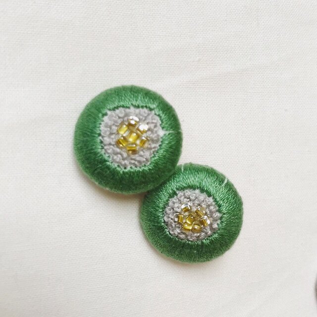 刺繍くるみボタンイヤリング【パステルグリーン×ライトグレー】