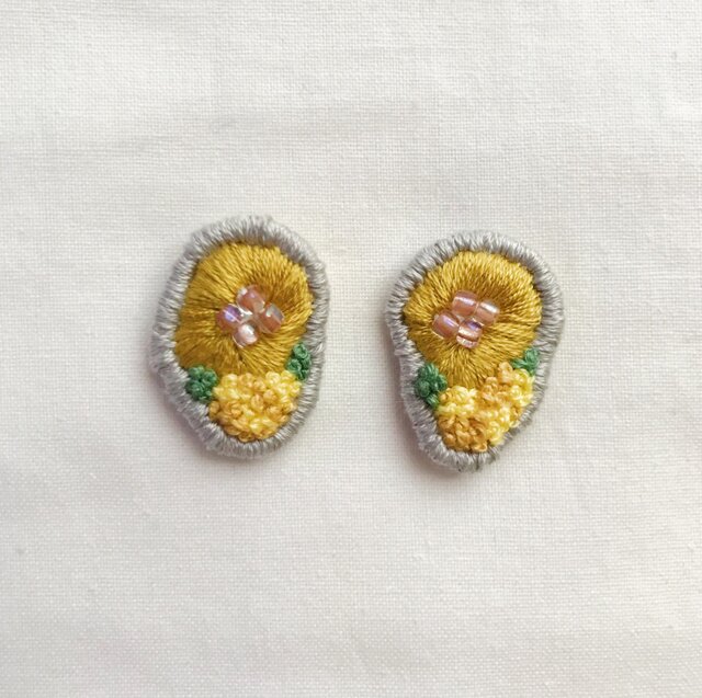 刺繍ピアス【mimosa】黄色いブーケの画像1枚目