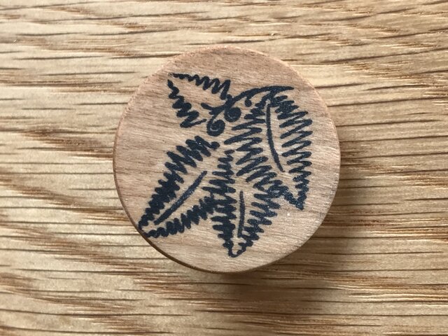 植物のブローチ・シダ チェリー材の画像1枚目