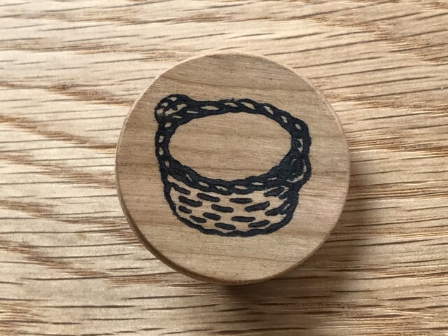 カゴのブローチの画像1枚目