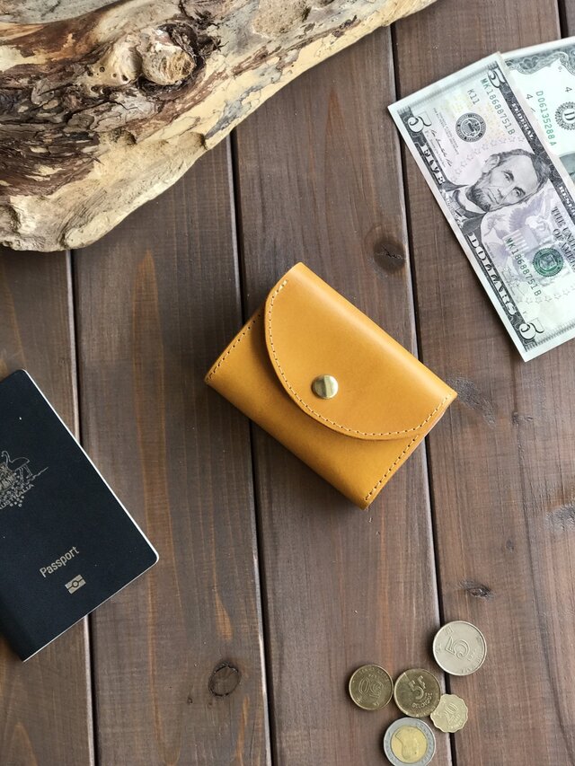 コンパクトな黄色い財布