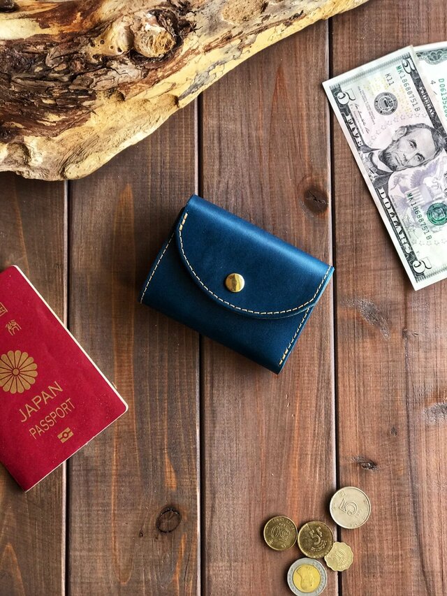 イタリアンレザーを使った青色の三つ折り財布 | HAKODATE CRAFT | ハンドメイド通販 iichi（いいち）