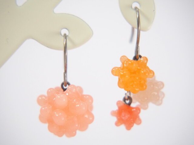 こんぺいとうアシンメトリーピアス オレンジ系の画像1枚目