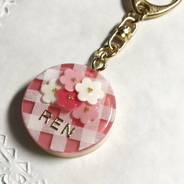 名前入り!チェック柄♫flowerブーケケーキのキーホルダーの画像1枚目