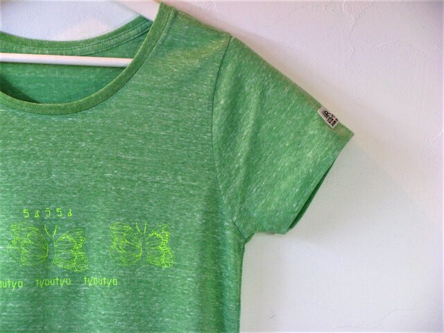 【L】ちょうちょ Tシャツ レディースの画像1枚目