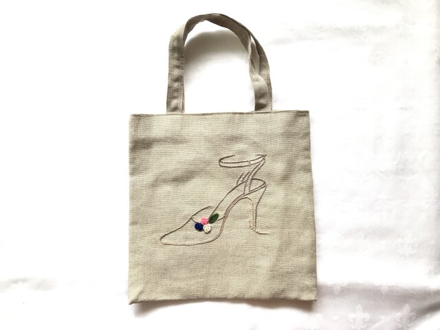 お花ストラップパンプス刺繍のバッグの画像1枚目