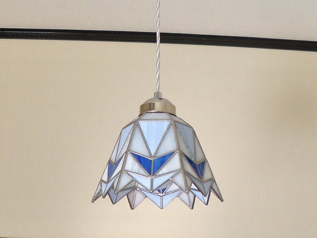 Lサイズ・ブルーの三角幾何学模様A（ステンドグラスペンダントライト