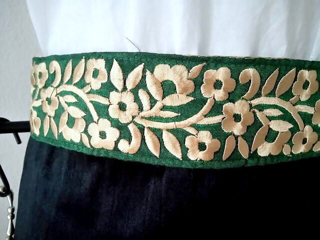 早い者勝ちです。MARCOリベルディーニュダークグリーン刺繍ハイウエストガードル ☆緑x金モール☆インド刺繍のリボンベルト☆ | iichi 日々の