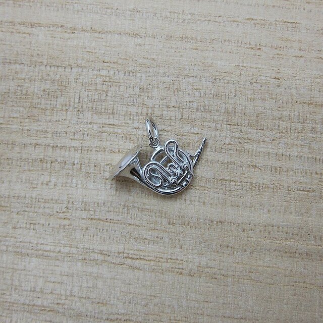 楽器 ホルン ペンダントトップの画像1枚目