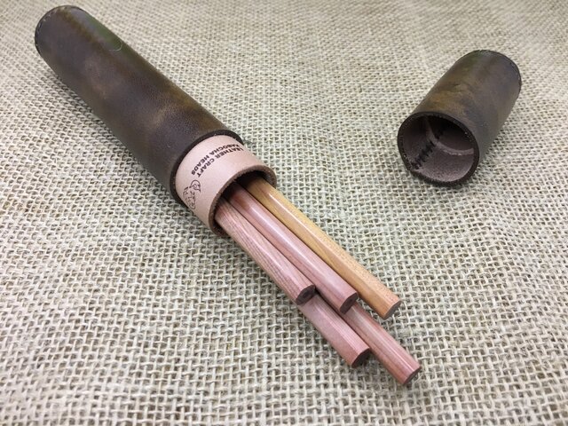 シンプルでスマートな筒型ペンケース【茶】の画像1枚目