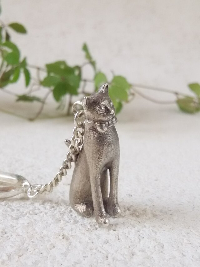 蝶ネクタイをした猫のシルバーキーチャームの画像1枚目