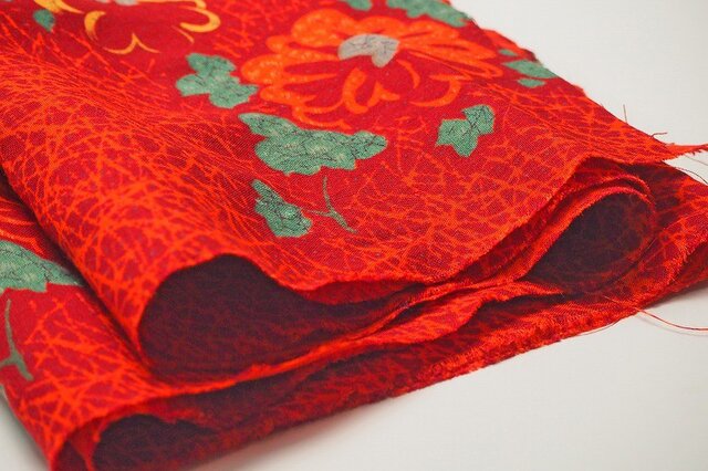 縮緬　子供の着物 七五三 7歳 女の子用 国産 ちりめん生地のレトロ柄の子供着物(合繊