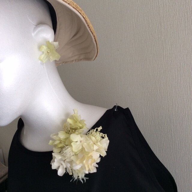 布花 白のあじさいコサージュとイヤリングの画像1枚目