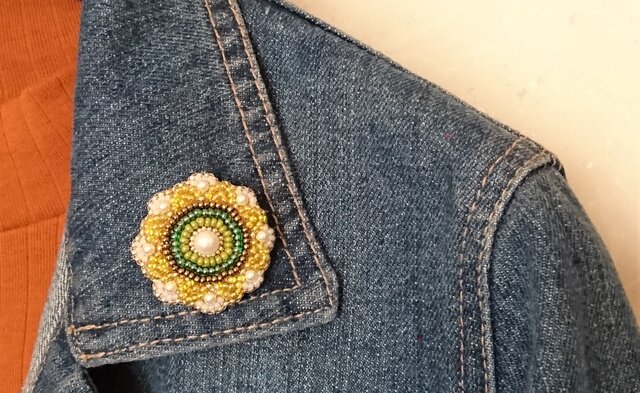 ひまわり ビーズ刺繍のブローチ | iichi 日々の暮らしを心地よく