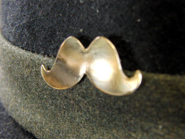 真鍮製 髭 ひげ デザインピンズブローチ 結婚式 シャツジャケットやハットの飾りに Iichi ハンドメイド クラフト作品 手仕事品の通販