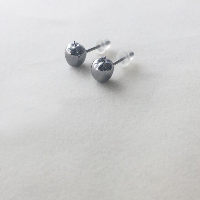 「よく見たらりんご」ピアス 黒の画像1枚目
