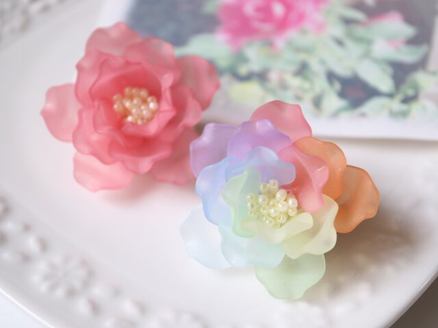 バラのブローチ（レインボー・ローズ ペールトーン） | iichi