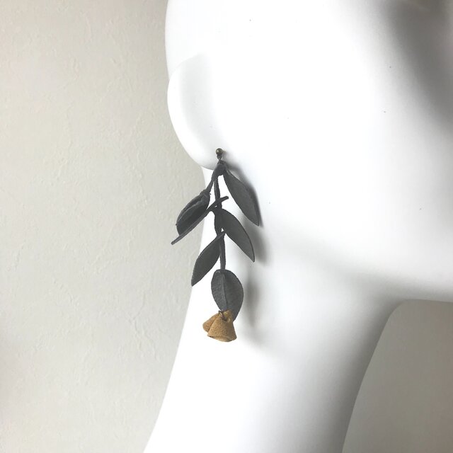 ICHIRINピアス〈ダークグレー・からし〉の画像1枚目
