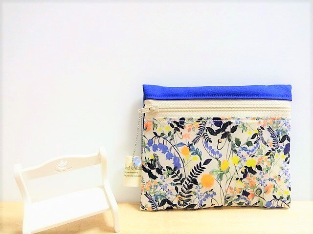 リバティ<2018年春夏柄Heidi Meadow>アルプスの草原・・・ティッシュケース付きポーチ(ブルー)の画像1枚目