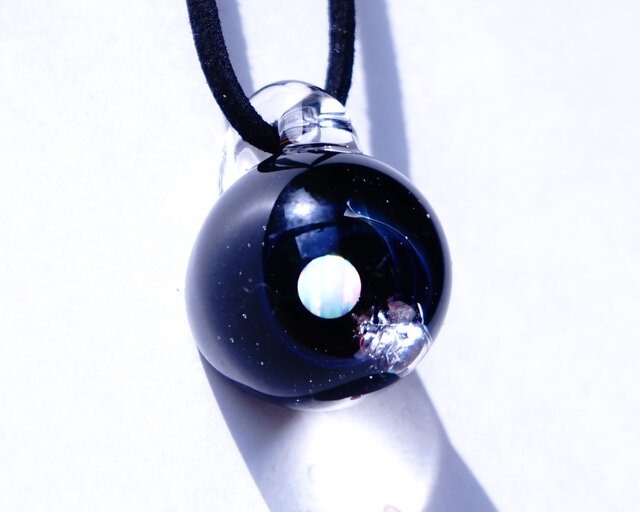 惑星&隕石の世界 ver無重力 ホワイトオパール & 隕石入り ガラス ペンダント 宇宙 【送料無料】の画像1枚目