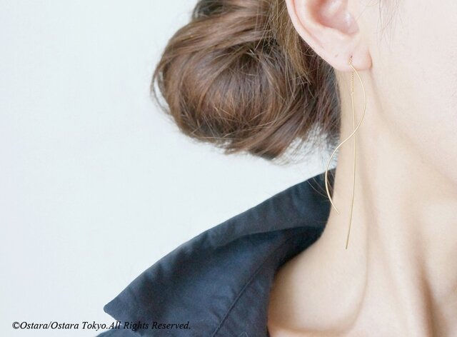 Needle Chain Glossy Gold Earringsの画像1枚目
