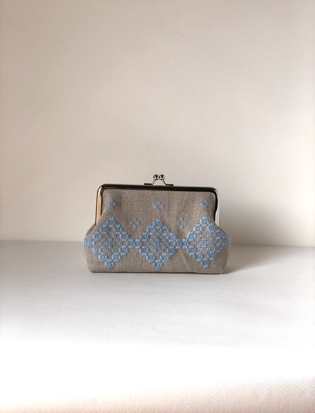 ハーダンガー刺繍◇◇◇スカイブルー・ 18㎝リネンガマ口ポーチ