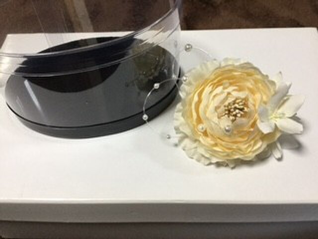ラナンキュラスのコサージュ(ベージュ) /ケース入りの画像1枚目