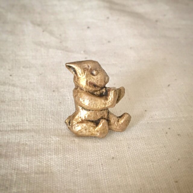 受注制作 小さなブローチ そっと触れる (ゴールド)の画像1枚目