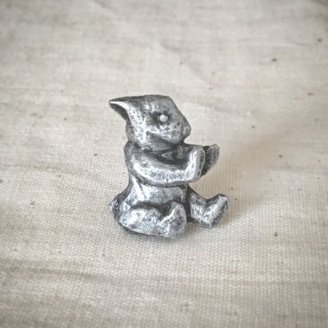 受注制作 小さなブローチ そっと触れる (シルバー)の画像1枚目