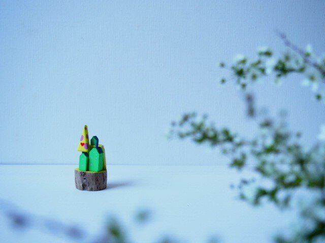 painted driftwood art 愛が生まれる木がある小さな家並みの画像1枚目