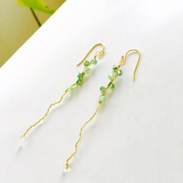 新緑の枝しずくピアスの画像1枚目