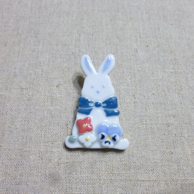 うさぎ小花リボンブローチ ビオラの画像1枚目