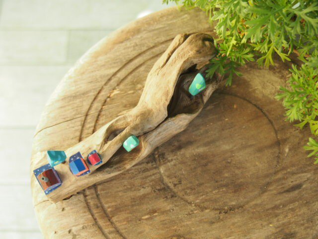 painted driftwood art 星の赤ちゃんが生まれる木がある星屑の町の画像1枚目