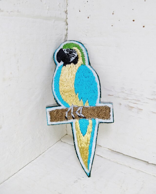 ルリコンゴウインコちゃん*刺繍ブローチの画像1枚目