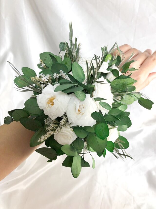 ユーカリと白薔薇のリストレット/ウェディングフラワー/プリザーブドフラワーの画像1枚目
