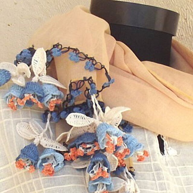 立体レース 花のコットンストール オーガニックコットン ベージュコットンとブルーのお花たちの画像1枚目