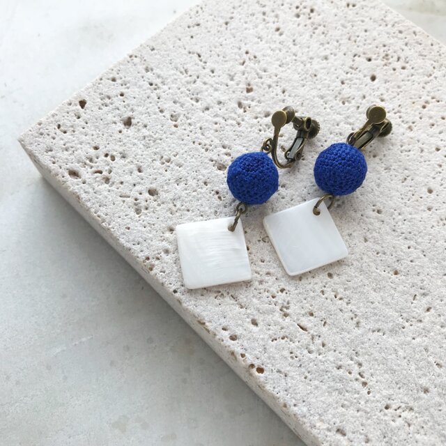 『青と白』あみ玉とシェルパーツ ピアス/イヤリングの画像1枚目