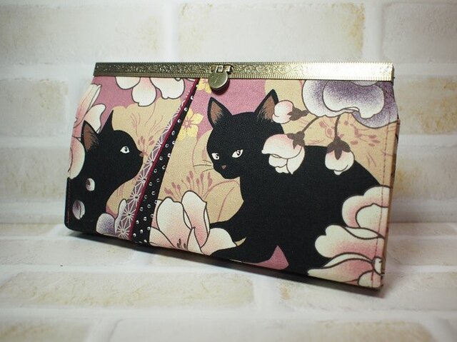 黒猫と牡丹の長財布(口金模様入り・藤蘭)の画像1枚目