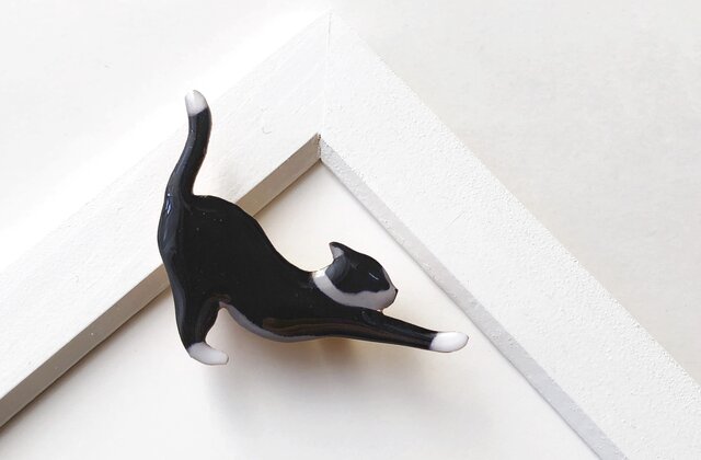 白黒猫ノビ〜! ブローチ(ボックス入)の画像1枚目