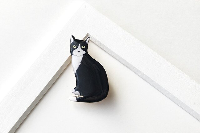 白黒猫 オスワリ ブローチの画像1枚目