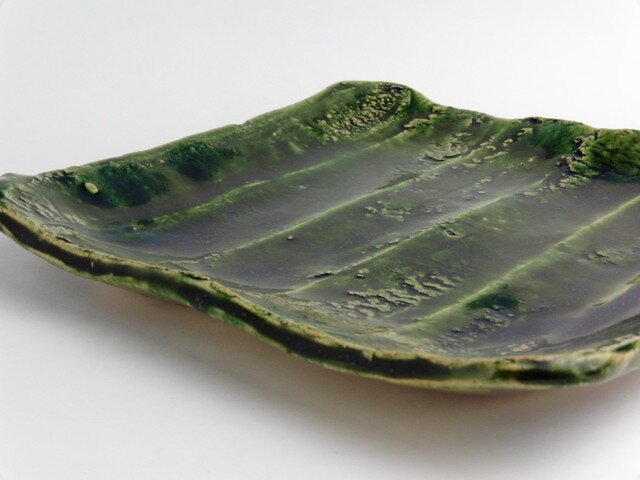 織部 鎬(しのぎ)四方皿 | iichi 日々の暮らしを心地よくする