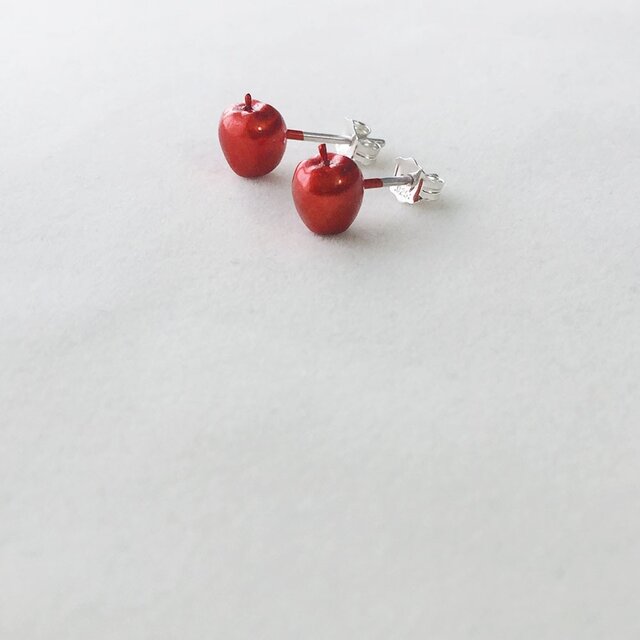 「よく見たらりんご」ピアス 赤の画像1枚目