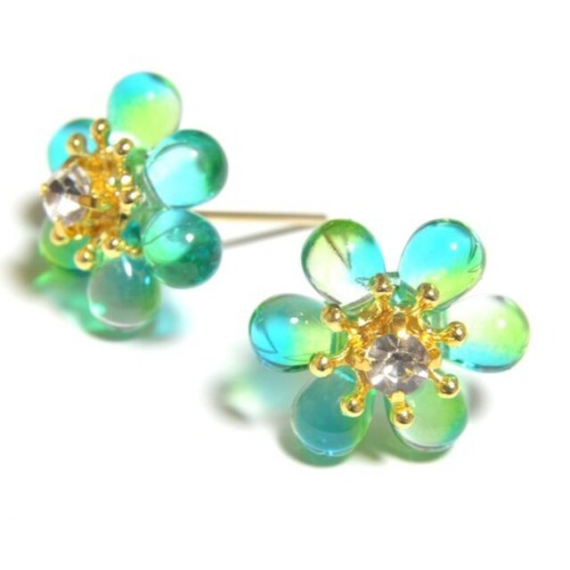 透き通るお花のピアス/イヤリング(グリーン)の画像1枚目
