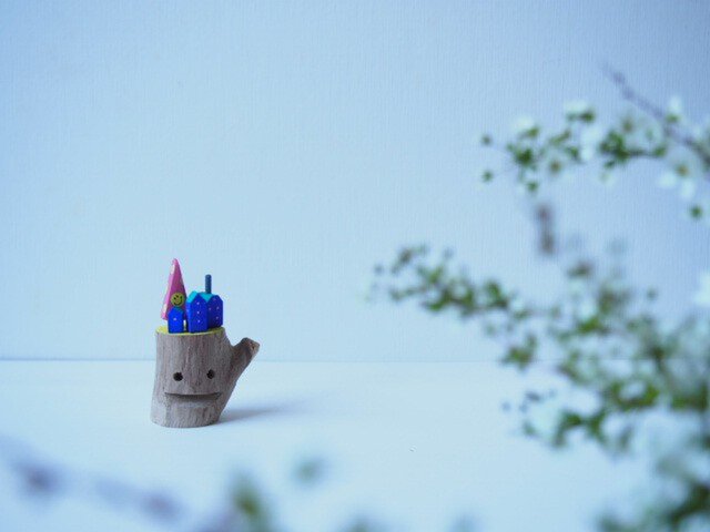 painted driftwood art スマイルニコちゃんマークのなる木がある小さな家並みの画像1枚目